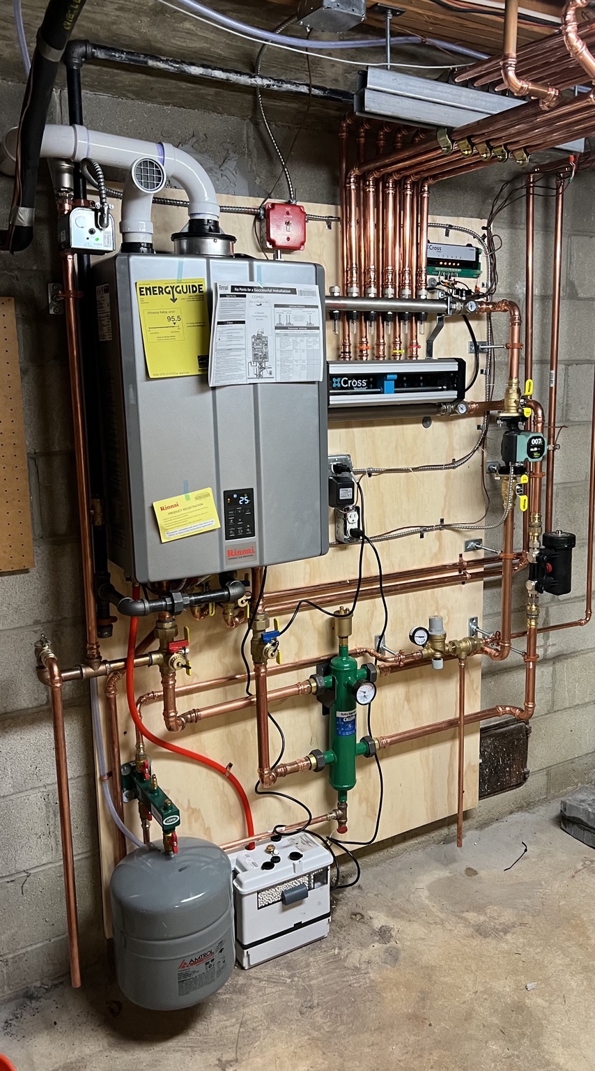 Rinnai heating installation with copper piping, controls and expansion tank